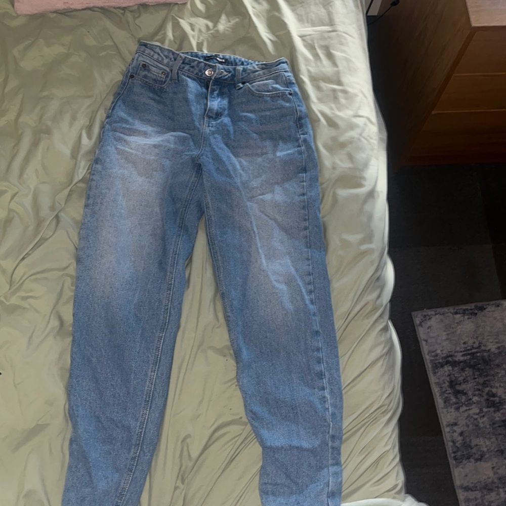 I am selling a size 4 fashion nova these have only been worn once